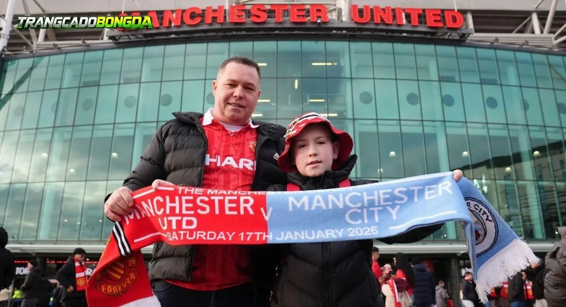 Sân Old Trafford trước một trận derby Manchester